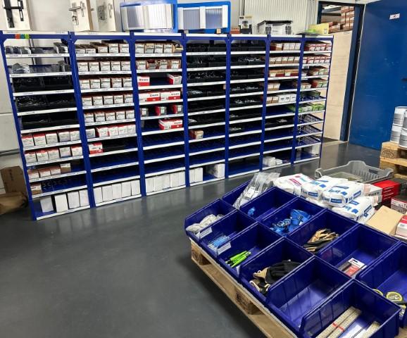 Foto van een stellingkasten met schroeven, bouten en andere artikelen